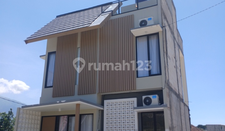 Modern Villa for Sale in Batu City - Strategic Location Near the Town Square, 2-Year Income Guarantee