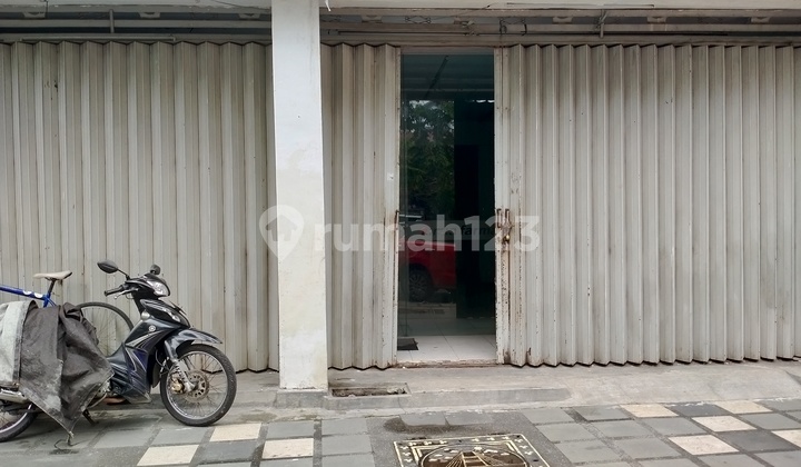 Strategic Commercial Shop Building on Dharmahusada Main Road, Zero, Double Access, East Surabaya Main Road