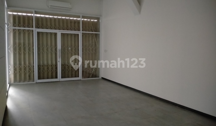 Intention to Sell Fast, Shop House in Surabaya Central Pocket, Strategic, Suitable for Showroom, Workshop, Warehouse, Boarding House 2