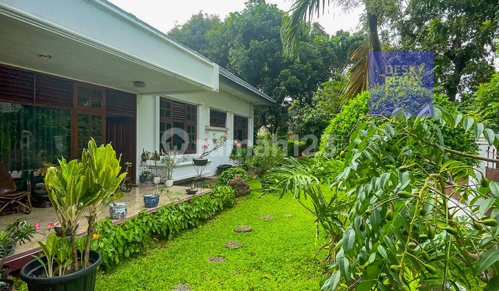 Rumah Lama Terawat Di Menteng Jakarta Pusat, Dekat Taman Menteng