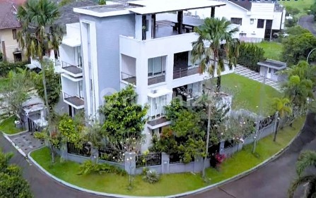 Aset Lelang - Rumah mewah 4 lantai di Sentul City, turun harga sangat murah dengan tanah luas 1207 m2 1