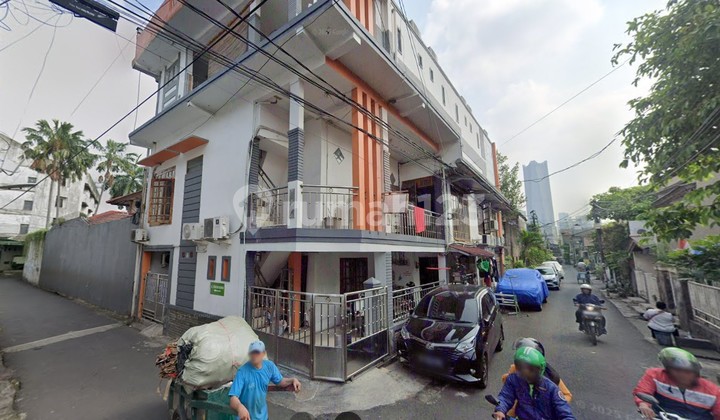 Dijual rumah kost 3 lantai, aset lelang, di Jl. Rengas dekat Jl. Wolter Monginsidi, Jakarta Selatan