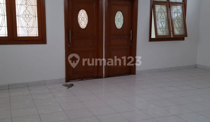 For Quick Rent: Linked Shophouse, Strategic Location, Latumenten, West Jakarta 2