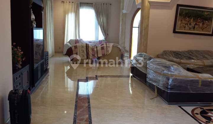 Sewa Rumah Mewah 3 Lantai 17x25 HOOK Hdp Utara Barat Strategis di Ancol, Jakarta Utara