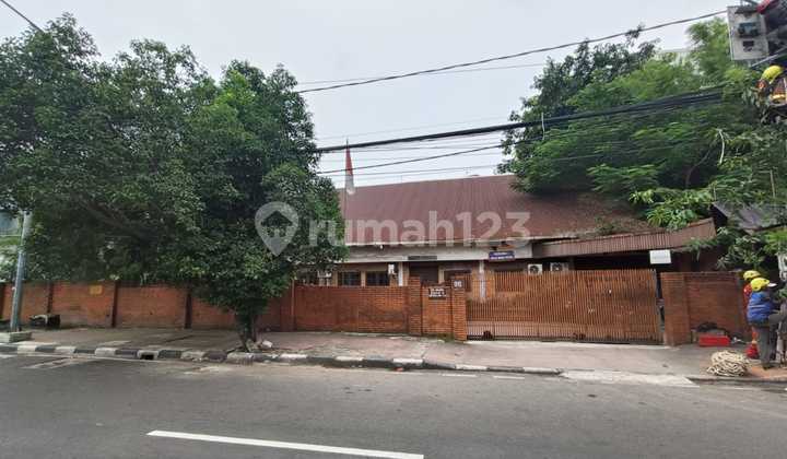 Jual Rumah 2 Lantai dan Bengkel Pinggir Jalan LT 1.773 M2 Strategis di Kemayoran, Jakpus