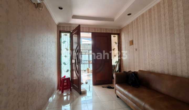 Rent a Ready-to-Occupy 1½ Story 6x17 Newly Renovated East-Facing House in Kelapa Gading, North Jakarta Rent a Ready-to-Occupy 1½ Story 6x17 Newly Renovated East-Facing House in Kelapa Gading, North Jakarta