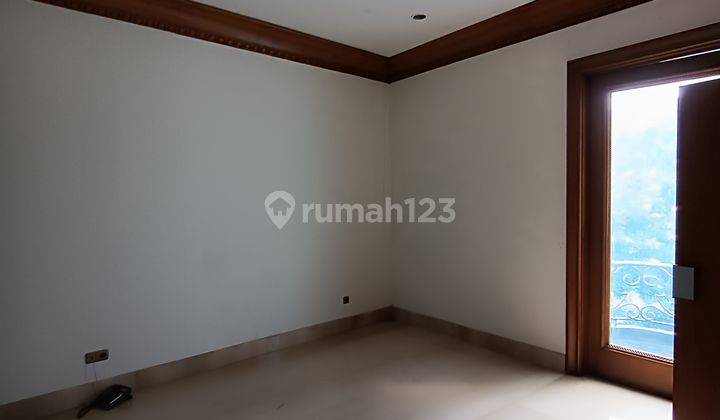 Disewakan Rumah 3 Lantai + Basement, Pool  2