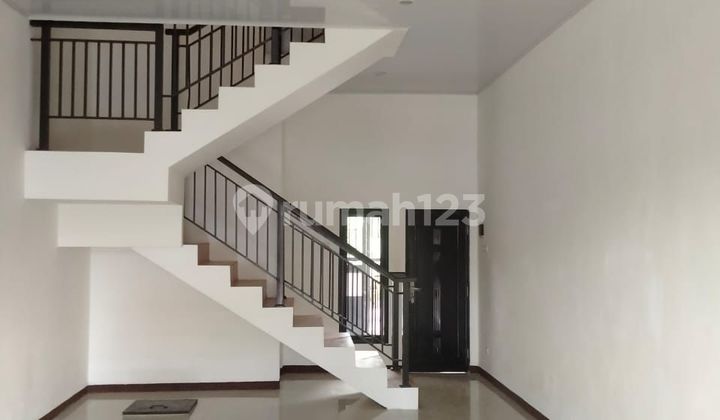 Neat Newly Renovated Shop House near MERR and Toll Access Neat Newly Renovated Shop House near MERR and Toll Access