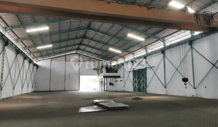 Warehouse for Rent 2100m2, Margomulyo, Ready to Use with Crane, PLN 66k.