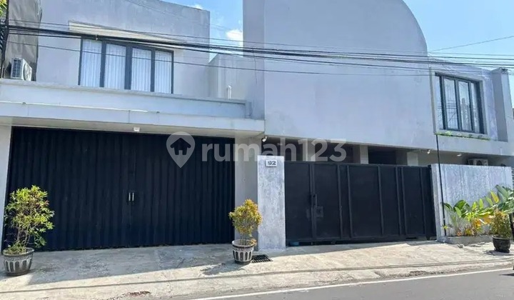 For Rent: House in the City Center, Well-Maintained Building, Strategic Location
