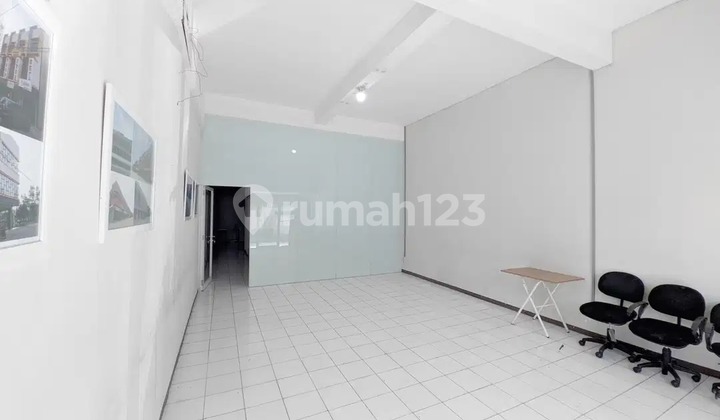 Strategic Shop House in Pasar Kliwon Area Suitable for Office Use 2