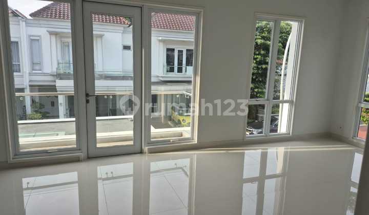 Rumah Hook 2 Lantai Hadap Utara di Pasadena Gading Serpong
