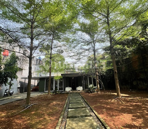 For sale: ready-to-occupy house with large land, suitable for business location in South Kemang, South Jakarta.