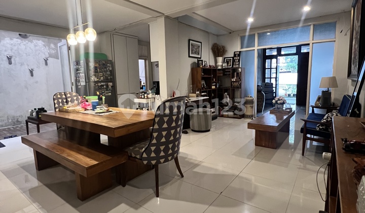 Rumah 2 Lantai Lokasi Strategis di Lingkungan Hunian Tenang Nyaman di Kebayoran Baru