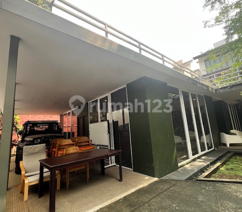 For sale: ready-to-occupy house with large land, suitable for business location in South Kemang, South Jakarta.