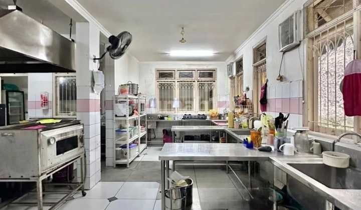 Dijual Rumah Lama Terawat Cocok untuk Usaha di Kebayoran Baru, Jakarta Selatan