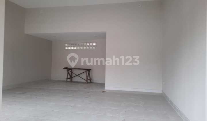 Store in a Strategic Location on a Busy Main Road Area - Kerobokan, Badung