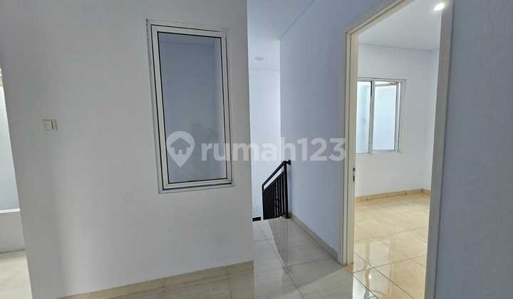 Rumah Baru Renovasi Siap Huni Dalam Cluster di BSD Green Wich, Tangerang 2