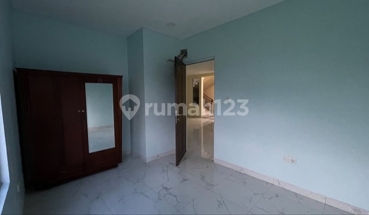 Luxury House and Flood-Free Plot with Hook Position in a Strategic Location within a Cluster at Alam Sutera, Tangerang 2