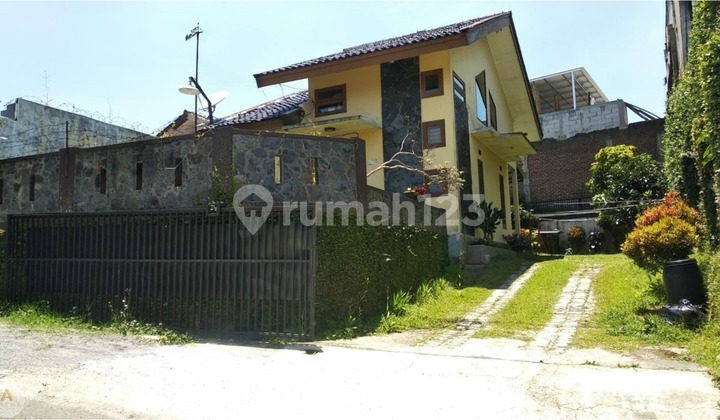 Spacious Cool House on the Main Road, Padaasih, Cisarua, West Bandung