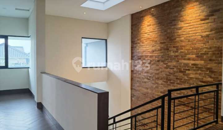 Rumah Baru. Mewah Di Kota Baru Parahyangan