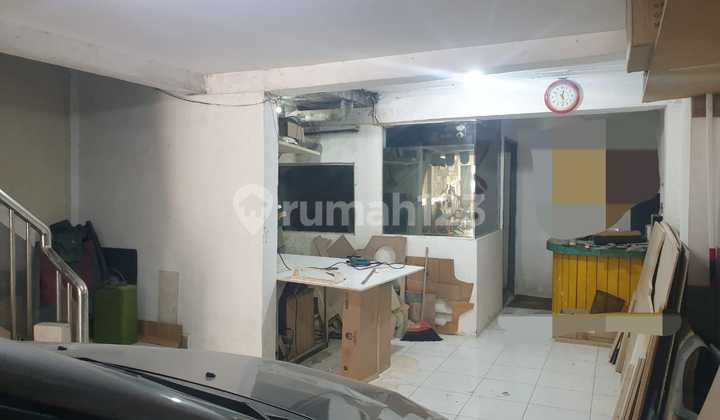 commercial shophouse in strategic area near banking district