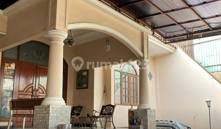 Rumah Ini Cukup Satu Lantai, Tapi Lega Buat Satu Keluarga Besar Rumah Ini Cukup Satu Lantai, Tapi Lega Buat Satu Keluarga Besar