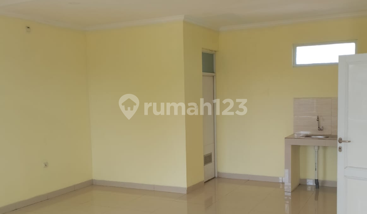 Capital of 5 Billion, Owns a Shop House in a Super Crowded Area 2