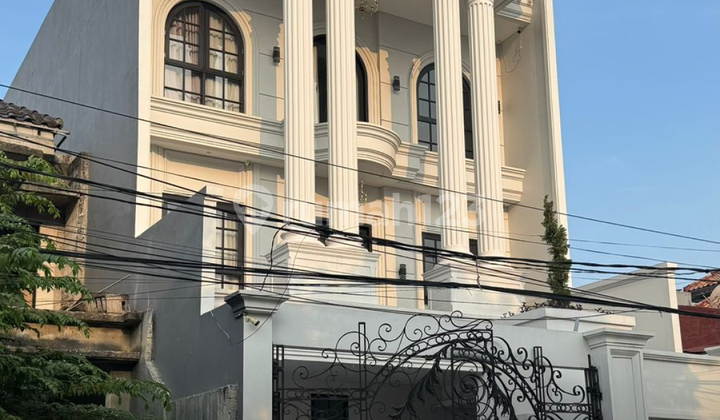 Luxury Home 3 Lantai + Private Pool – Imperial Gading