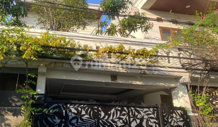 Hunian 2 Rumah Nyaman + 12 Kamar Kost Menguntungkan di Cipayung 