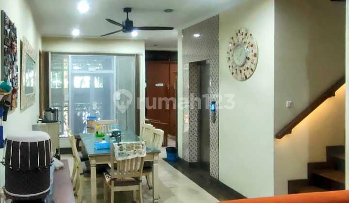 Luxury House with Premium Location in Front of a Park in Kebayoran Baru 2