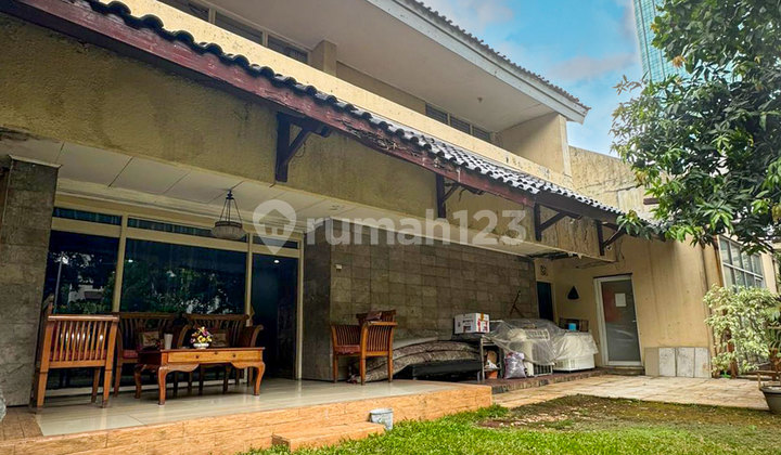 Rumah Hitung Tanah Posisi Hoek dan Strategis di Kebayoran Baru