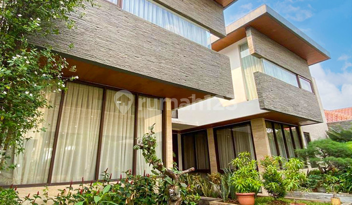 RUMAH TOWN HOUSE MODERN DENGAN BASEMENT DI AMPERA JAKARTA SELATAN
