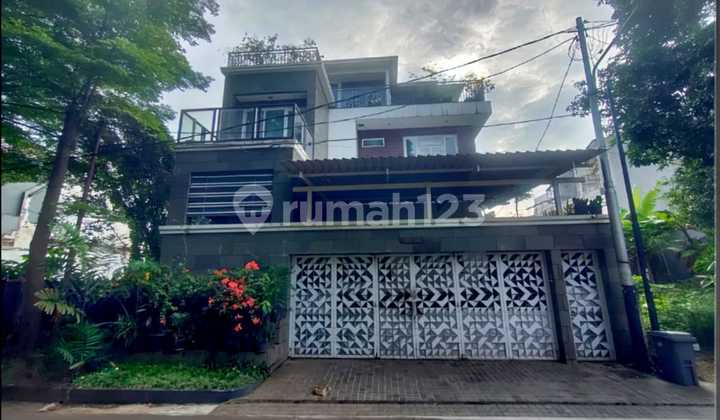 Rumah Mewah dengan Lokasi Lokasi Premium di Depan Taman di Kebayoran Baru