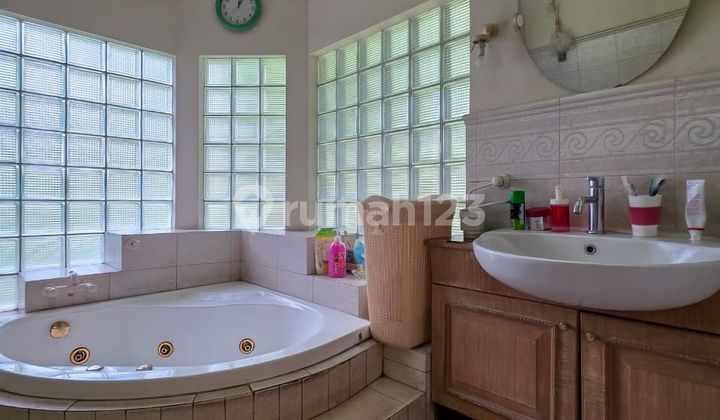 Rumah mewah di kawasan elit dengan private pool di Permata Hijau 2