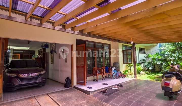 Rumah Siap Huni Dengan Lokasi Strategis dan Asri di Kebayoran Baru
