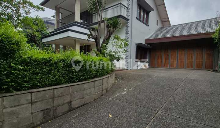 Rumah Siap Huni 2 Lantai Taman Depan & Swimming Pool Kebayoran Baru