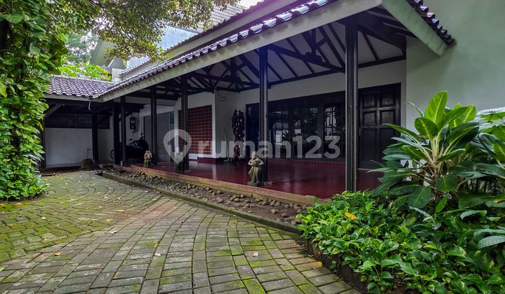 Classic Row House on a Wide Street in Kebayoran Baru Classic Row House on a Wide Street in Kebayoran Baru