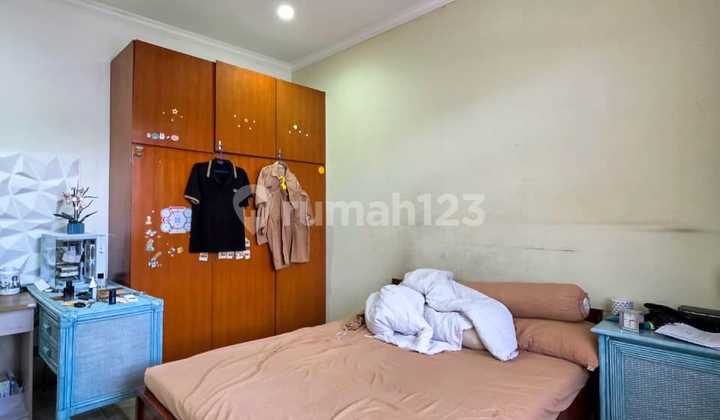 Ready-to-Occupy House with Strategic and Serene Location in Kebayoran Baru 2