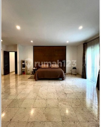 Rumah Cantik Posisi Hoek dan Kolam Renang Besar di Kemang Jaksel 2