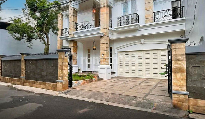 RUMAH 2 LANTAI TERAWAT DAN SIAP HUNI LOKASI STRATEGIS LEBAK BULUS