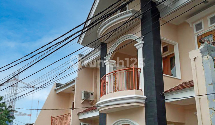 Rumah Terdapat Paviliun Disamping di Kebun Jeruk Jakarta Barat