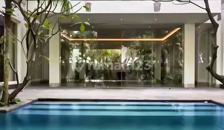 Rumah Mewah di Posisi Hoek di Lokasi Strategis di Kebayoran Baru