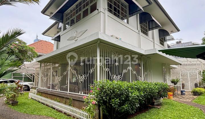 Rumah Posisi Hoek Dengan Lokasi Elite dan Strategis di Menteng 