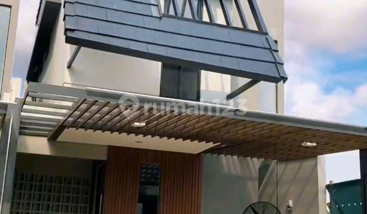 Modern House One Step Away From BSD 1