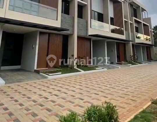 Rumah Mewah Lokasi Strategis Dijakarta