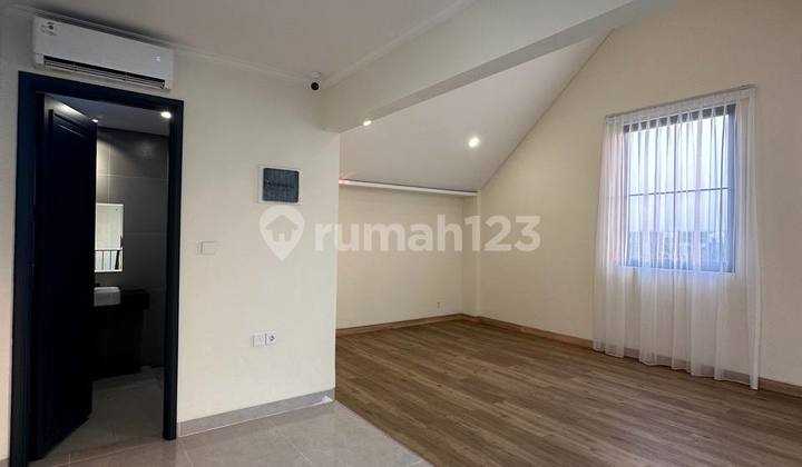 Rumah Cantik 3 Lantai SHM Luas 160 Under 5M di Gading Serpong 2