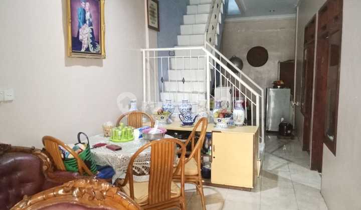 TERMURAH! Owner Butuh Uang Cepat Rumah 2 Lantai Dekat SMS 2