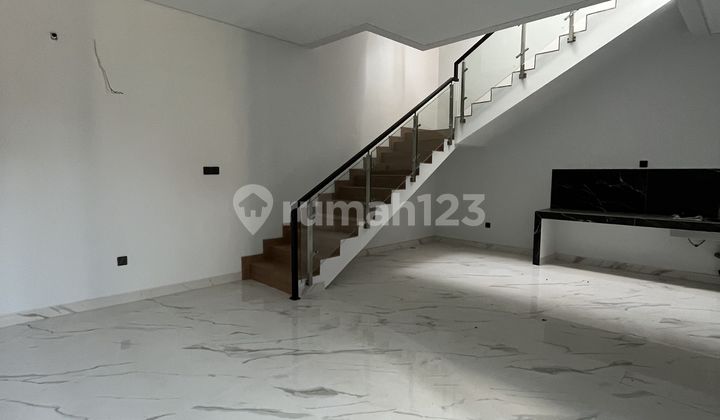 Hunian Nyaman 3 Lantai Luas 105 SHM Selangkah ke Mall Puri 2