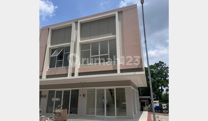 Ruko Hoek 2 Lantai Hadap Jalan Langsung!